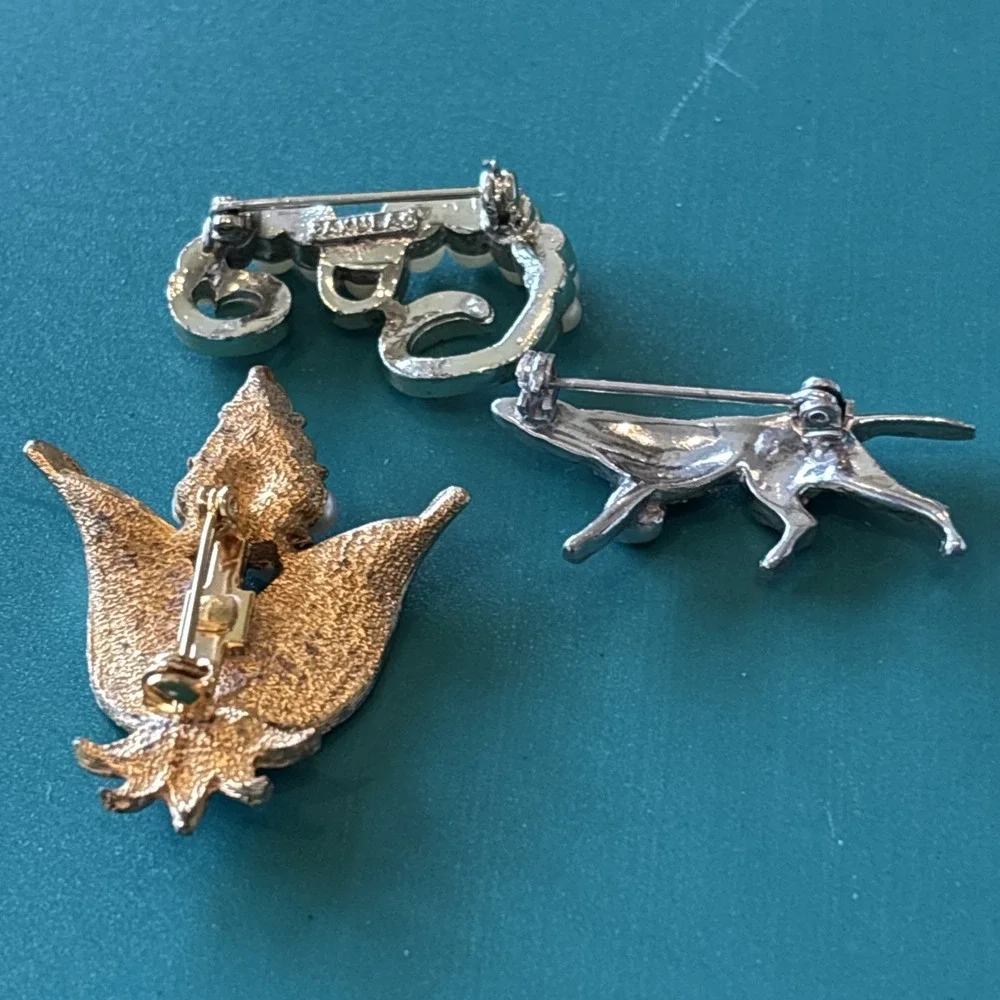Brooches 3x Faux Peals And Rhinestones One Is Signed Pakula